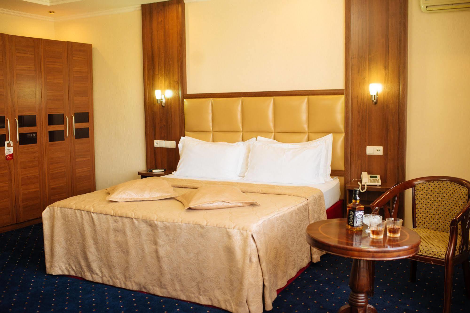 Dostyk Hotel Shymkent Ngoại thất bức ảnh