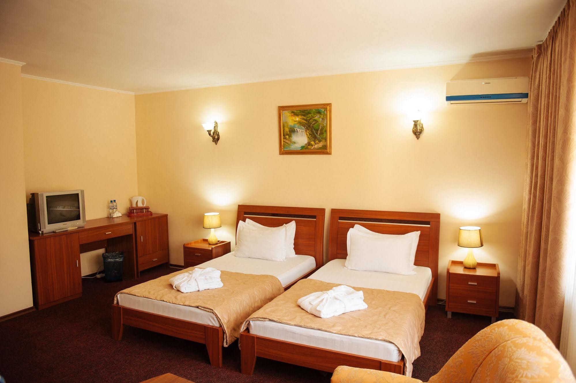 Dostyk Hotel Shymkent Ngoại thất bức ảnh